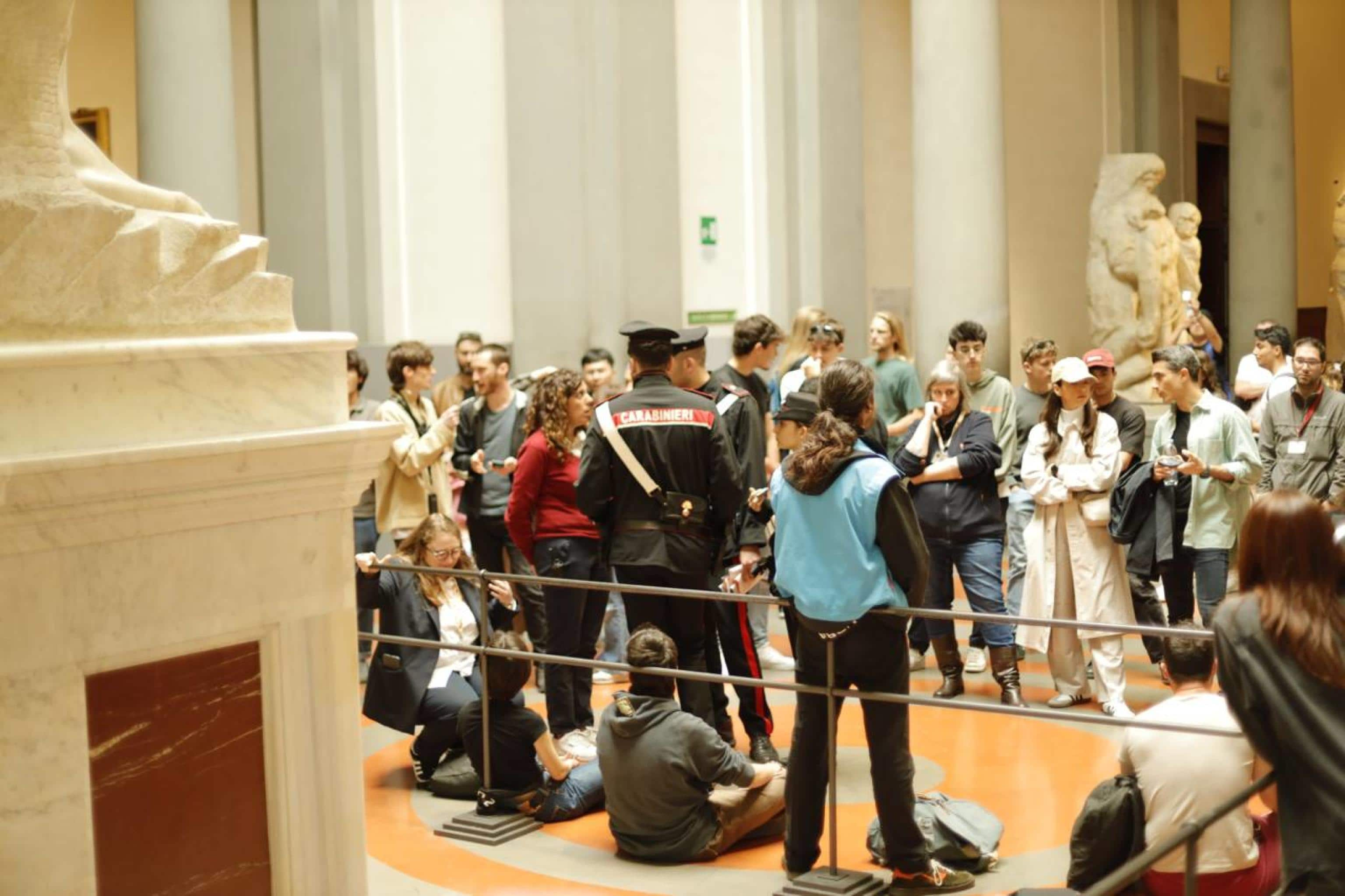 Nuovo blitz di Ultima Generazione a Firenze dove oggi, alle 12:20, quattro attivisti si sono seduti e incatenati alla ringhiera che protegge il David di Michelangelo, all'interno della Galleria dell'Accademia, srotolando uno striscione con scritto "Fondo Riparazione". Altri quattro attivisti, spiega una nota, hanno fatto partire la Canzone di Maggio di De André, e distribuito volantini sull'alluvione di Campi Bisenzio (Firenze). Il brano ha accompagnato un appello per partecipare alle iniziative di Ultima Generazione in programma a Roma l'11 e 25 maggio. Sul posto sono poi intervenuti i carabinieri, 7 aprile 2024. ANSA/US ULTIMA GENERAZIONE +++ NO SALES, EDITORIAL USE ONLY +++ NPK +++