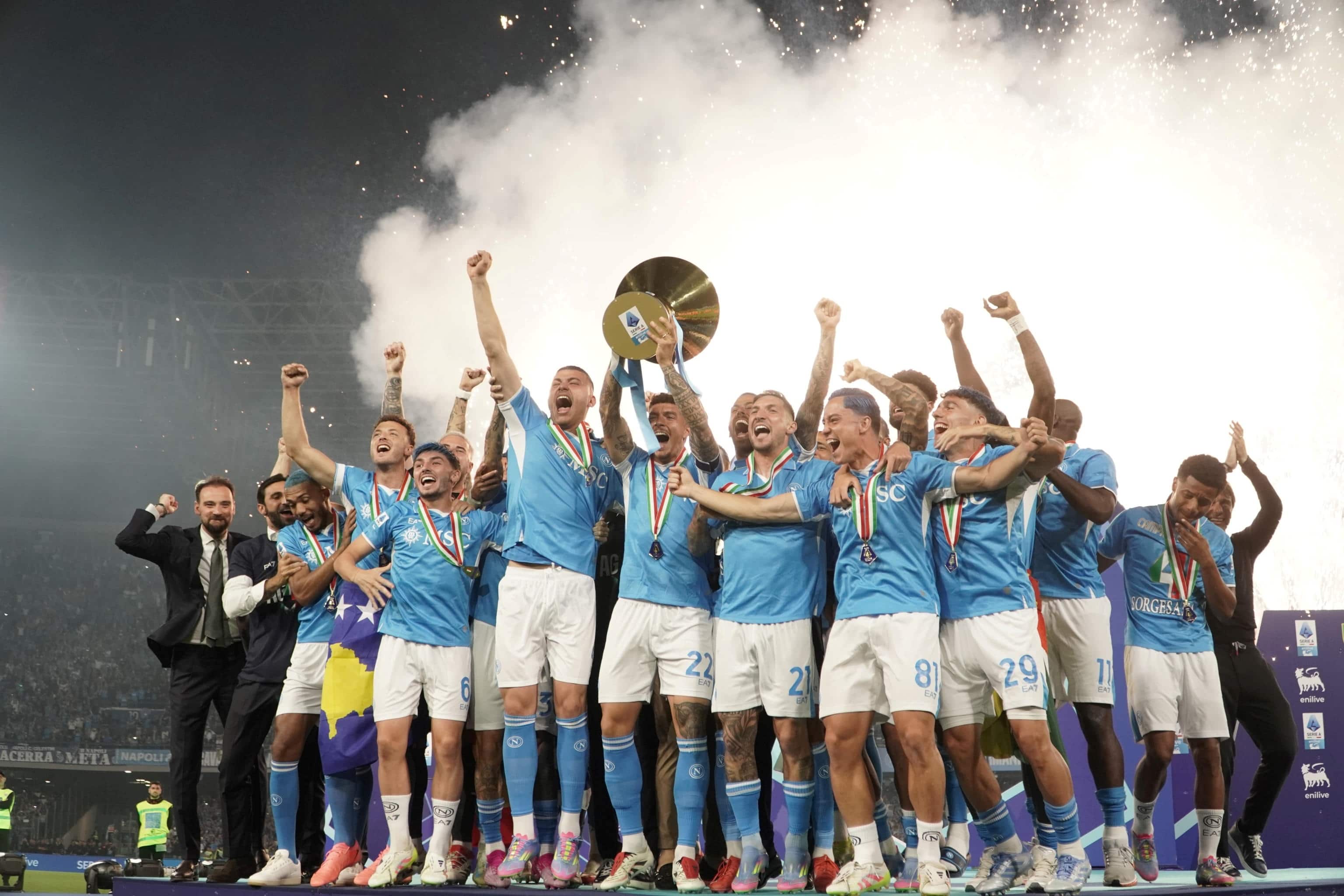 I giocatori del Napoli alzano la Coppa dello Scudetto