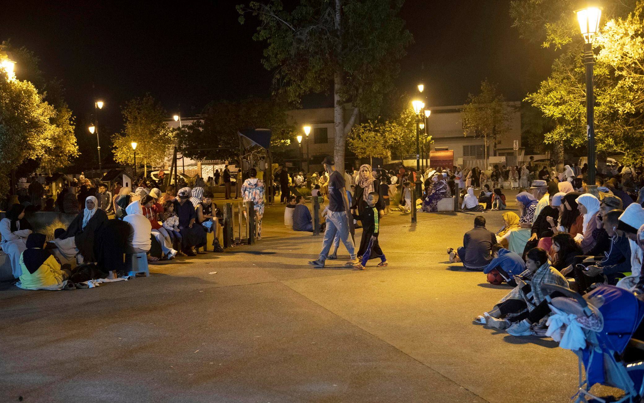 Gente in strada dopo il terremoto in Marocco