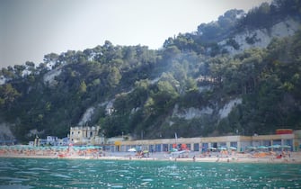 Veduta di una spiaggia di Sirolo (Ancona) sul mare Adriatico.
ANSA / GIUSEPPE GIGLIA


(ombrelloni, stabilimenti balneari, mare, relax, estate, caldo, belpaese, generiche)