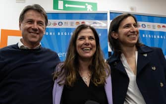 Giuseppe Conte, Alessandra Todde e Elly Schlein al quartier generale di Todde, Cagliari, 27 Febbraio 2024. //
Giuseppe Conte, leader of 5 Star Movement, Alessandra Todde and Elly Schlein (secretary of the Democratic Party), Cagliari, 26 February 2024. The counting of ballots for the regional elections in Sardinia is still underway. At 7am on Tuesday, 1822 sections out of 1844 had been counted. In the lead is Alessandra Todde, supported by the Democratic Party and the 5 Star Movement with 330,619 votes (45.3%), followed by the centre-right candidate Paolo Truzzu with 327,695 votes (45 %). ANSA / Fabio Murru