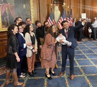 Tra gli effetti dell’allungamento dei tempi dell’elezione dello speaker della Camera del Congresso americano, c'erano anche le immagini dei bambini presenti nell’aula, i maschietti in camicia e cravatta, per seguire la prima giornata al Congresso di mamma o papà eletti