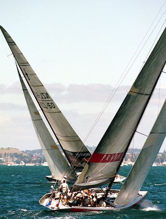 AUC20:SPORT-YACHTING AMERICA'S:AUCKLAND,NEWZEALAND,26FEB00 - Team New Zealand (L) and Italy's Prada cross as they tack towards the top mark during race three of the America's Cup on Auckland's Hauraki Gulf February 26. Team New Zealand won by 1:39 seconds to lead 3-0 in their first defence of the America's Cup against the Italians who are endeavoring to become the first Europeans to win the world's oldest sporting trophy in 149 years, in the best of nine series.    mdb/POOL/Photo by Steve Holland
           REUTERS