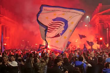 Decine di migliaia di tifosi in centro Bergamo per festeggiare la storica vittoria dell'Atalanta in Europa league. Bandiere, fumogeni e fuochi d'artificio per le strade cittadine