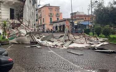 Tanta paura a Napoli per due episodi causati dal maltempo: a piazza Cavour un grosso albero è caduto sulle auto in sosta invadendo buona parta della strada, 17 gennaio 2023. ANSA