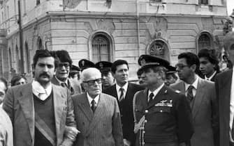 Il presidente della Repubblica Sandro Pertini vistita i paesi colpiti dal terremoto in Irpinia del 23 novembre 1980.   ARCHIVIO / ANSA / PAL