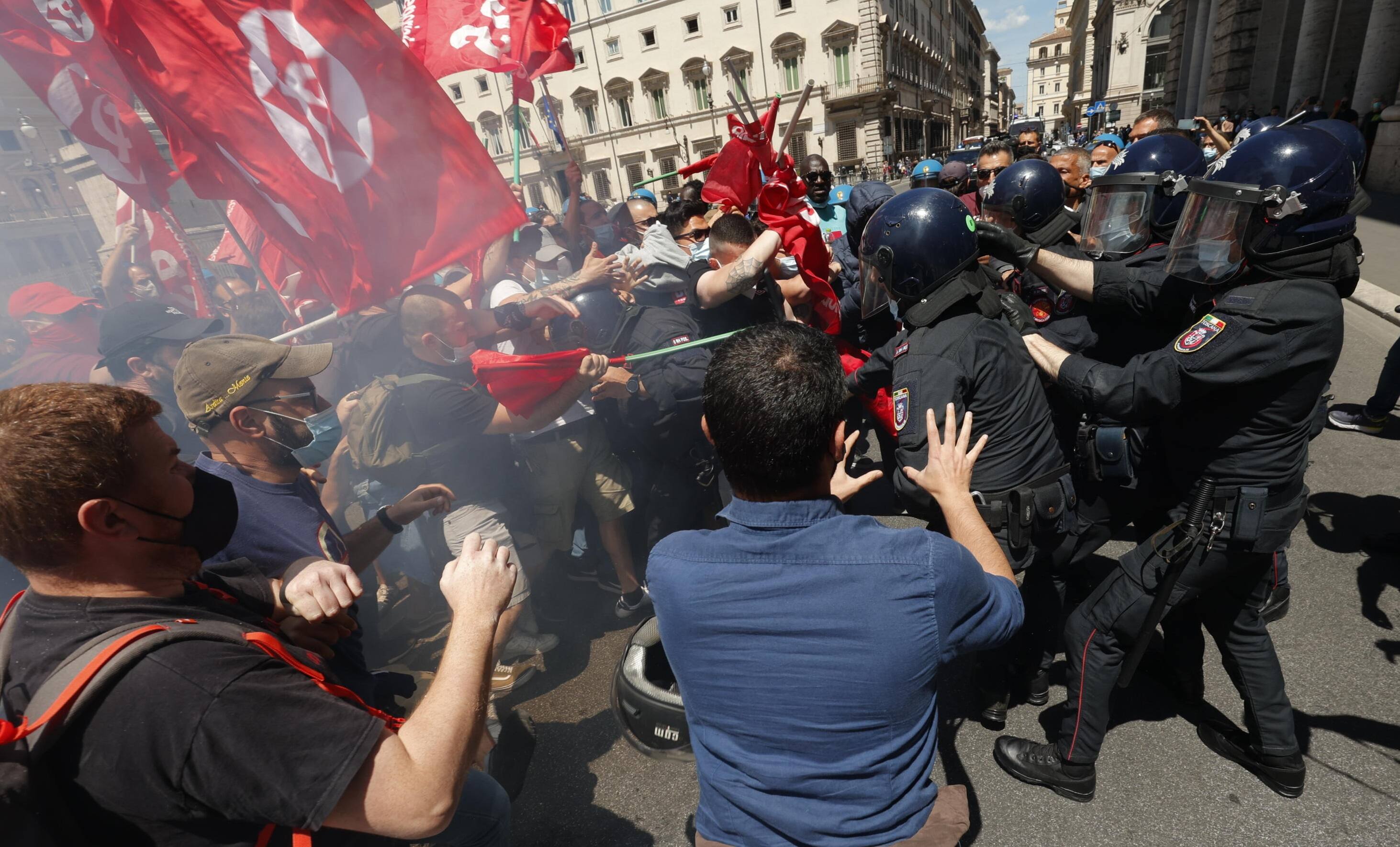 Disordini durante una manifestazione a piazza Montecitorio a Roma