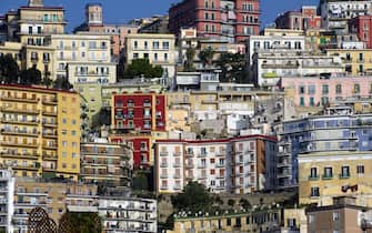 Veduta di palazzi di un quartiere di Napoli in una foto d'archivio. 
ANSA / CIRO FUSCO