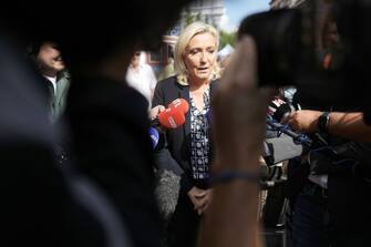 HENIN-BEAUMONT, FRANCE - SEPTEMBER 11: French far-right party "National Rally" (Rassemblement Naional) leader Marine Le Pen talks with journalists as she visits flea market on September 11, 2022 in Henin-Beaumont, France. (Photo by Sylvain Lefevre/Getty Images)