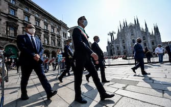 Milano, cerimonia dell’alzabandiera in Piazza Duomo per l