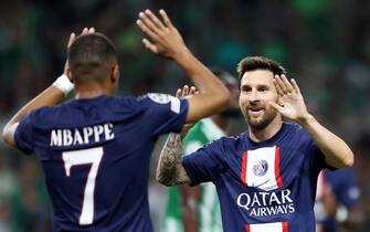 epa10184568 Lionel Messi (R) of PSG celebrates with teammate Kylian Mbappe after scoring the 1-1 during the UEFA Champions League group H soccer match between Maccabi Haifa and Paris Saint-Germain FC in Haifa, Israel, 14 September 2022.  EPA/ABIR SULTAN