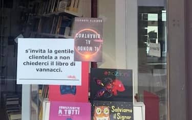 Il cartello apparso sulle vetrine della libreria Ubik a
Castelfranco Veneto, 21 Agosto 2023. ANSA/GIANNI FAVERO