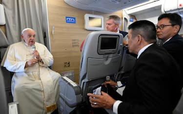 Papa Francesco sul volo di rientro dal suo viaggio apostolico in Mongolia, Roma, 4 Settembre 2023. ANSA/US VATICAN MEDIA