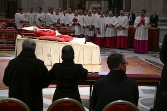 A handout picture provided by the Vatican Media shows the body of the late Pope Emeritus Benedict XVI (Joseph Ratzinger) lies in state in the Saint Peter's Basilica for public viewing, Vatican City, 02 January 2023. The funeral will take place on Thursday 05 January. 
ANSA/ VATICAN MEDIA +++ ANSA PROVIDES ACCESS TO THIS HANDOUT PHOTO TO BE USED SOLELY TO ILLUSTRATE NEWS REPORTING OR COMMENTARY ON THE FACTS OR EVENTS DEPICTED IN THIS IMAGE; NO ARCHIVING; NO LICENSING +++ (NPK)