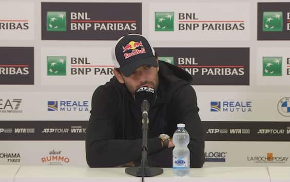 https://static.sky.it/editorialimages/931fab3633daa2c55a560e4a1572a0737a827cc1/skysport/it/tennis/video/2025/05/12/berrettini-ritiro-infortunio-atp-roma-video/screen_berrettini_conferenza.jpg?im=Resize,width=565