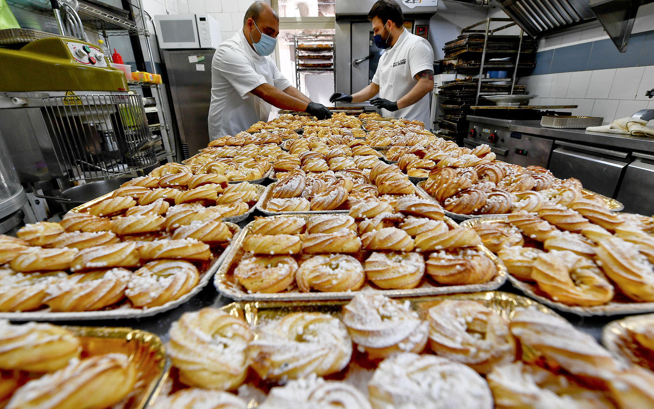 Fase 2: Napoli, apre pasticceria e regala dolci a bisognosi