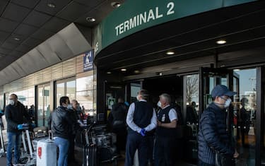 MILAN, ITALY - MARCH 18: Passengers wait their turn to check in at Milan - Malpensa Terminal 2 airport on March 18, 2020 in Ferno, near Milan, Italy. Terminal 1 was closed on Monday, March 16, while commercial aviation traffic is currently concentrated at Terminal 2. The Italian government continues to enforce the nationwide lockdown measures to control the spread of COVID-19. (Photo by Emanuele Cremaschi/Getty Images)