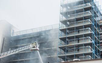 Foto Valentina Stefanelli /LaPresse
2 Giugno 2023 Roma, Italia - Cronaca -Roma, Incendio in palazzo in ristrutturazione in via Edoardo D' Onofrio Colli Aniene. Nella foto l'intervento dei Vigili del Fuoco e delle Forze dell'ordine