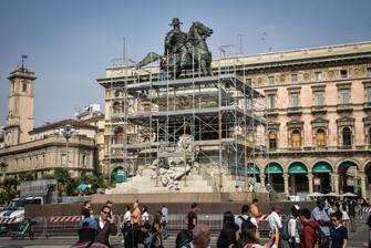 Sono stati ultimati i lavori di ripulitura della statua equestre di Vittorio Emanuele in piazza Duomo che era stata imbrattata dagli attivisti per il clima, Milano, 05 Ottobre 2023.   ANSA/MATTEO CORNER