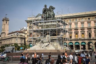 Sono stati ultimati i lavori di ripulitura della statua equestre di Vittorio Emanuele in piazza Duomo che era stata imbrattata dagli attivisti per il clima, Milano, 05 Ottobre 2023.   ANSA/MATTEO CORNER