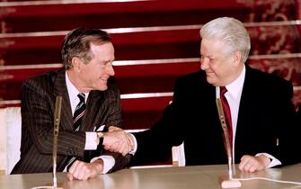 US President George Bush (L) and Russian President Boris Yeltsin (R) shake hands after signing a historical strategic arms reduction treaty "START-2" on January 03, 1993 in the Kremlin in Moscow, which will guaranty the reduction of the nuclear arsenals of the US and Russia by two-thirds. (Photo by DAVID AKE / AFP)        (Photo credit should read DAVID AKE/AFP via Getty Images)