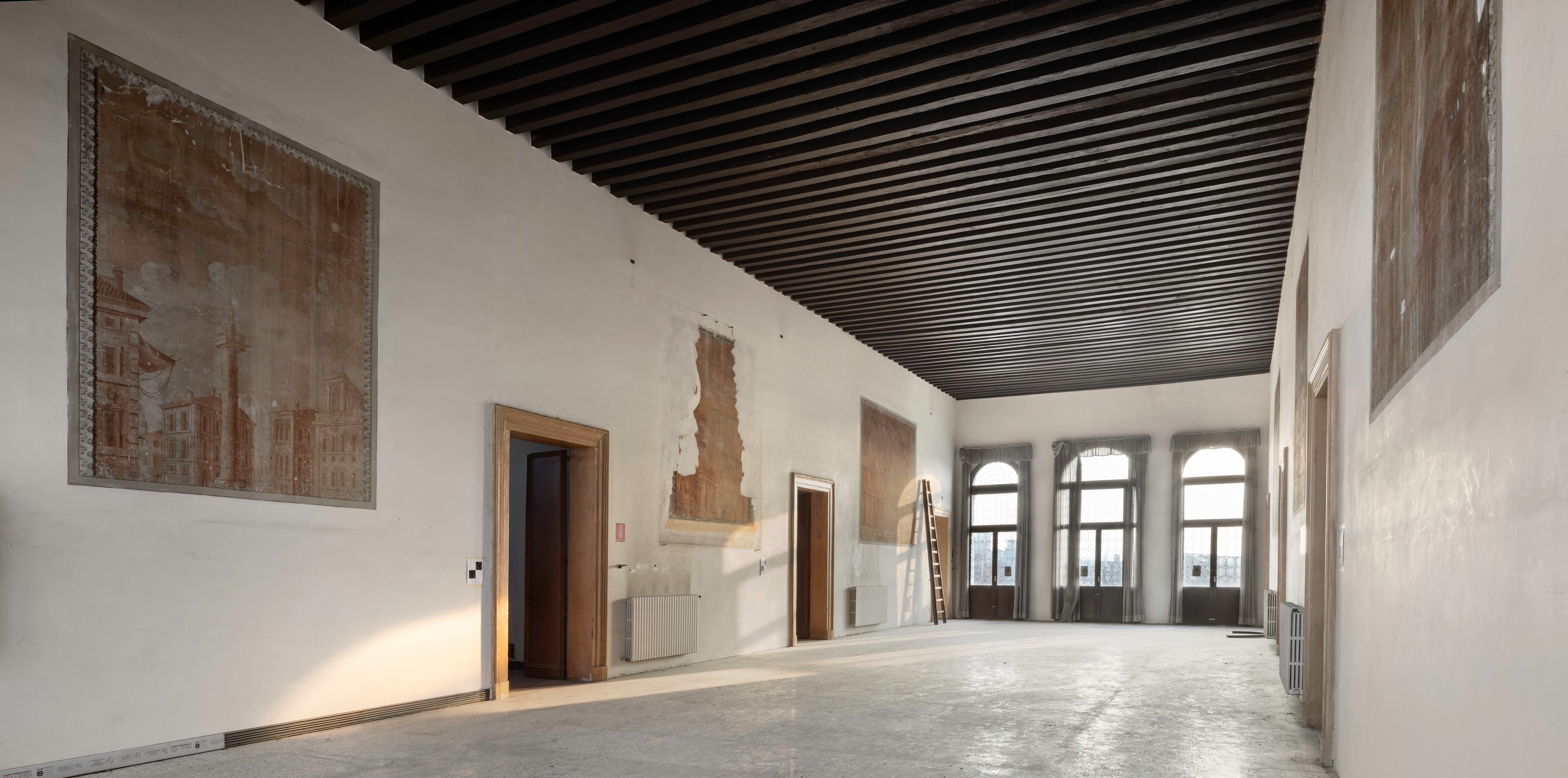 13._Portego_on_the_second_piano_nobile_with_capriccios_of_Roman_views.jpg