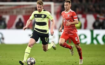 epa10580975 Kevin De Bruyne (L) of Manchester City in action against Joshua Kimmich of Bayern Munich during the UEFA Champions League quarter final, 2nd leg match between Bayern Munich and Manchester City in Munich, Germany, 19 April 2023.  EPA/CHRISTIAN BRUNA