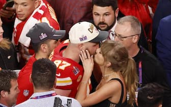 epa11146636 US singer Taylor Swift (C-R) kisses Kansas City Chiefs tight end Travis Kelce (C-L) after the Kansas City Chiefs won Super Bowl LVIII against the San Fransisco 49ers at Allegiant Stadium in Las Vegas, Nevada, USA, 11 February 2024. The Super Bowl is the annual championship game of the NFL between the AFC Champion and the NFC Champion and has been held every year since 1967.  EPA/CAROLINE BREHMAN