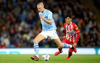 epa10870266 Erling Haaland (L) of Manchester City in action against Inbeom Hwang of Red Star during the UEFA Champions League Group G match between Manchester City and Red Star Belgrade in Manchester, Britain, 19 September 2023.  EPA/ADAM VAUGHAN