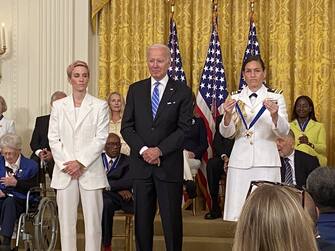 Ci sono l’attore premio Oscar Denzel Washington, la star del calcio femminile Megan Rapinoe e la ginnasta Simone Biles tra 17 americani a cui Joe Biden ha conferito la Presidential Medal of Freedom, medaglia della libertà che è il massimo riconoscimento civile negli Stati Uniti