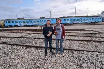 Umberto De Gregorio, presidente dell'Eav  enre regionale della Campania dei trasporti,  con il writer Luca Danza davanti al treno azzurro  della Circumflegrea appena uscito dal restiling per festeggiare, con i tifosi che trasportera' allo stadio Maradona, il terzo scudetto del Napoli, 29 aprile 2023,  ANSA / CIRO FUSCO