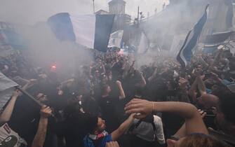 Tifosi in piazza Dante prima della partita Napoli-Salernitana, Napoli, 30 aprile 2023. ANSA