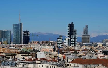 Giorno di Santo Stefano in citta', panoramiche dal Duomo, bella giornata e cielo sereno, vista della citta' grattacieli da dx grattacielo diamante, torre galfa, grattacielo sede regione lombardia, bosco verticale, cesar pelli torre unicredit e torri garibadli (Milano - 2014-12-26, Nicola Marfisi) p.s. la foto e' utilizzabile nel rispetto del contesto in cui e' stata scattata, e senza intento diffamatorio del decoro delle persone rappresentate
