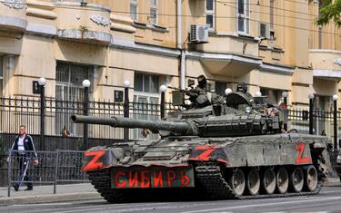 epaselect epa10709128 Servicemen from private military company (PMC) Wagner Group ride a tank reading 'Siberia' on a street in downtown Rostov-on-Don, southern Russia, 24 June 2023. Security and armoured vehicles were deployed after Wagner Group's chief Yevgeny Prigozhin said in a video that his troops had occupied the building of the headquarters of the Southern Military District, demanding a meeting with Russia s defense chiefs.  EPA/ARKADY BUDNITSKY