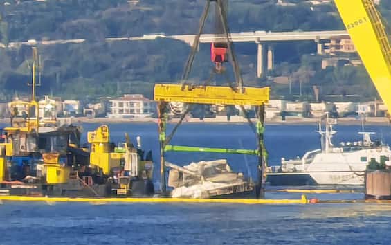 Bayesian, riprese operazioni di recupero a Palermo: sollevato lo scafo, è fuori dall