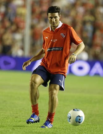 AVELLANEDA, ARGENTINA - DECEMBER 26:   Javier Zanetti controls the ball during the farewell match of Gabriel Milito between Independiente 2002 and Los Amigos de Milito at Libertadores de America Stadium on December 26, 2013 in Avellaneda, Argentina. (Photo by Gabriel Rossi/LatinContent via Getty Images)
