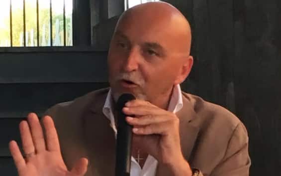 fiumicino aggredito con calci e pugni l ex candidato sindaco mauro gonnelli da Tg24.sky.it fiumicino aggredito con calci e pugni l ex candidato sindaco mauro gonnelli
