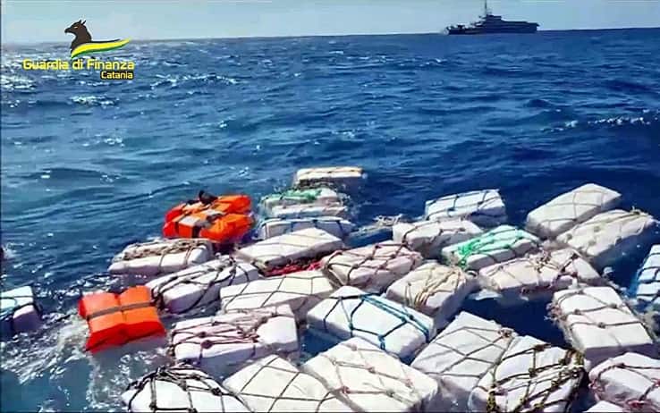 La cocaina recuperata La cocaina recuperata al largo delle coste della Sicilia