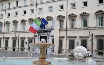 bandiere a mezz’asta a Palazzo Chigi