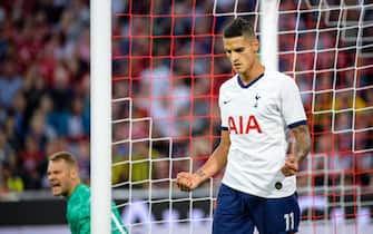 31 July 2019, Bavaria, Munich: Soccer: Test matches, Audi Cup in the Allianz Arena, Final: Bayern Munich - Tottenham Hotspur. Tottenham goalkeeper Erik Lamela rejoices at his goal for 0-1, with FC Bayern Munich goalkeeper Manuel Neuer reacting to the ball. Photo: Matthias Balk/dpa