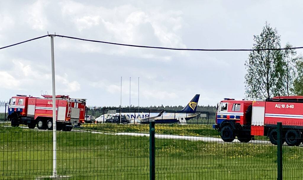 Il Boeing 737 di Ryanair fermo all'aeroporto di Minsk