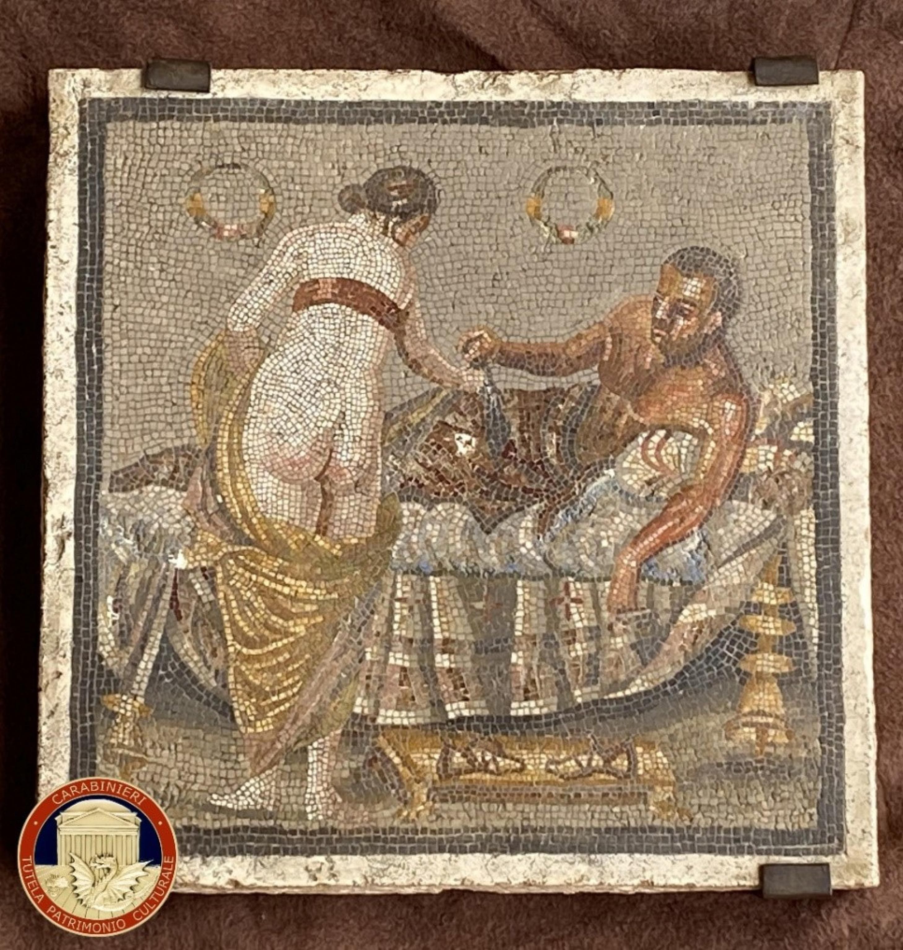 Il pannello a mosaico su lastra di travertino, a tema erotico di epoca romana, che fu trafugato nel 1944 dal sito dell'antica Pompei e restituito dal comandante dei Carabinieri per la Tutela del Patrimonio Culturale, il generale Francesco Gargaro, al direttore Generale del Parco Archeologico di Pompei, Gabriel Zuchtriegel, 15 luglio 2025. ANSA/ UFFICIO STAMPA CARABINIERI
+++FOTO DIFFUSA DALL'UFFICIO STAMPA - USARE SOLO PER ILLUSTRARE OGGI LA NOTIZIA INDICATA NEL TITOLO - NON ARCHIVIARE - NON VENDERE - NON USARE PER FINI NON GIORNALISTICI - NPK+++