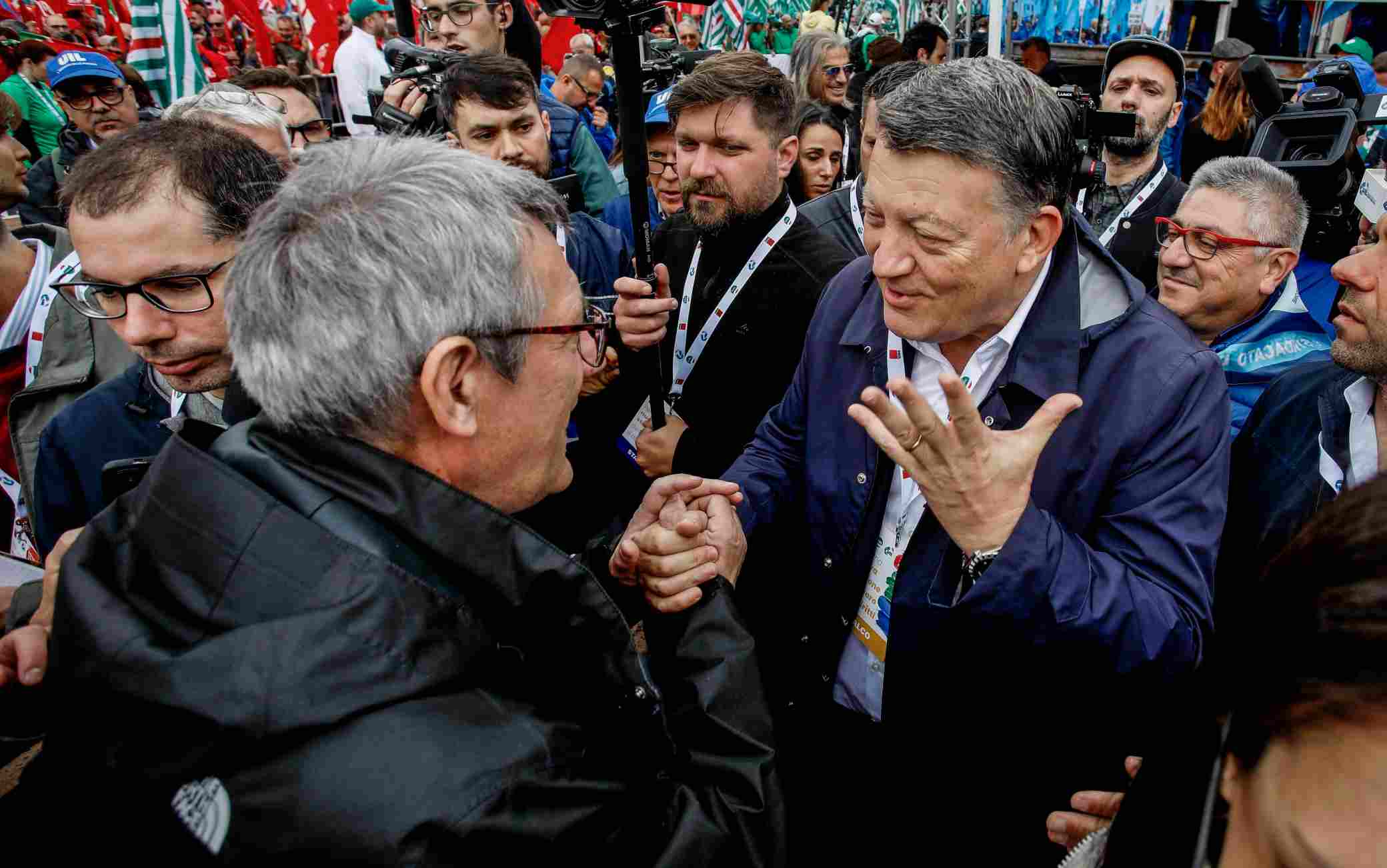 I segretari generali Pierpaolo Bombardieri e Maurizio Landini durante la manifestazione unitaria di Cigl, Cisl e Uil "Per una nuova stagione del lavoro e dei diritti" a Milano, 13 maggio 2023.ANSA/MOURAD BALTI TOUATI

