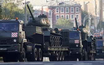 epa10616541 T-34 Soviet-era tanks are carried in downtown of Moscow, Russia, 09 May 2023, before the military parade which will take place on the Red Square to commemorate the victory of the Soviet Union's Red Army over Nazi-Germany in WWII.  EPA/SERGEI ILNITSKY