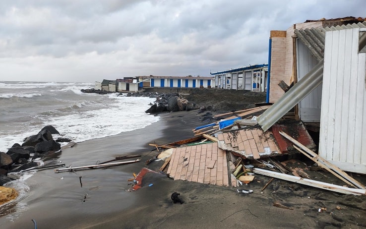 La forte mareggiata sul litorale romano, per effetti della tempesta Ciaran, 3 novembre 2023. Da Ostia sino a Fregene le onde lambiscono o sono penetrate nell'area di strutture balneari, sferzando cabine e impianti.
The damage caused to seaside facilities caused by strong storm surges due to bad weather on the Roman coast, Ostia, in Rome, Italy, 3 November 2023.
ANSA/ TELENEWS