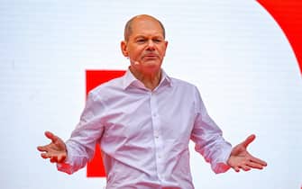 epa09486033 Olaf Scholz, chancellor candidate of the German Social Democrats (SPD), speaks at the SPD's closing election campaign rally in Cologne, Germany, 24 September 2021. The election for the 20th German Bundestag will take place on 26 September 2021.  EPA/Sascha Schuermann / POOL
