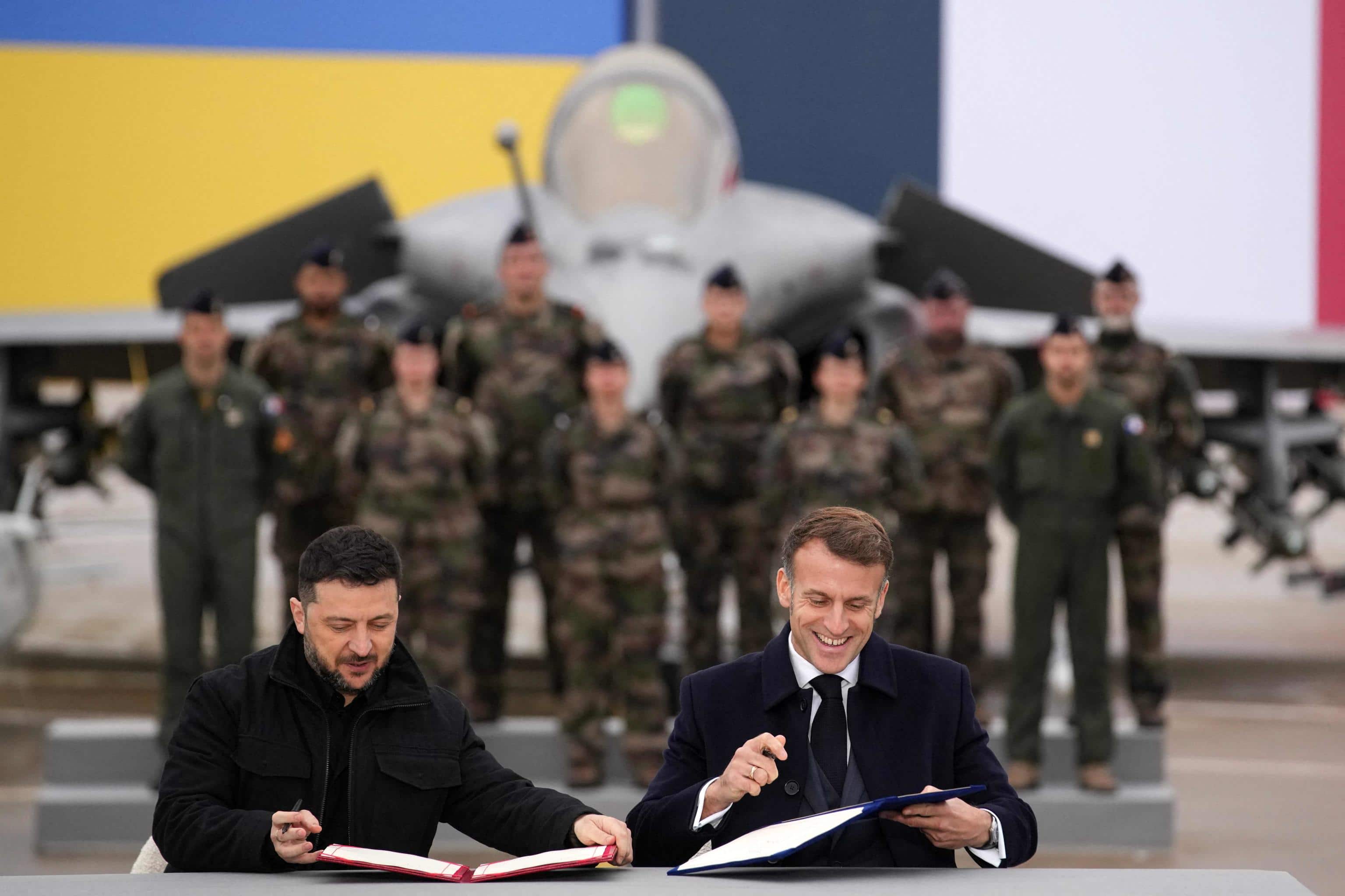 Il presidente francese Emmanuel Macron e il presidente ucraino Volodymyr Zelensky firmano l'accordo presso la base aerea di Villacoublay, a Velizy-Villacoublay, vicino a Parigi