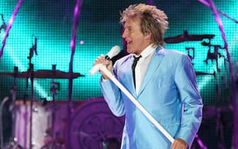 epa02220609 British singer Rod Stewart performs on stage in Nuremberg, Germany, 24 June 2010. It is the first of three German tour dates.  EPA/Daniel Karmann