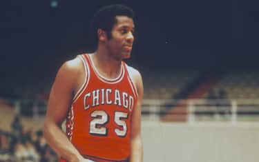 BALTIMMORE, MD - CIRCA 1970:  Chet Walker #25 of the Chicago Bulls in action against  the Baltimore Bullets during an NBA basketball game circa 1970 at the Baltimore Civic Center in Baltimore, Maryland. Walker played for the Bulls from 1969-75. (Photo by Focus on Sport/Getty Images) *** Local Caption *** Chet Walker