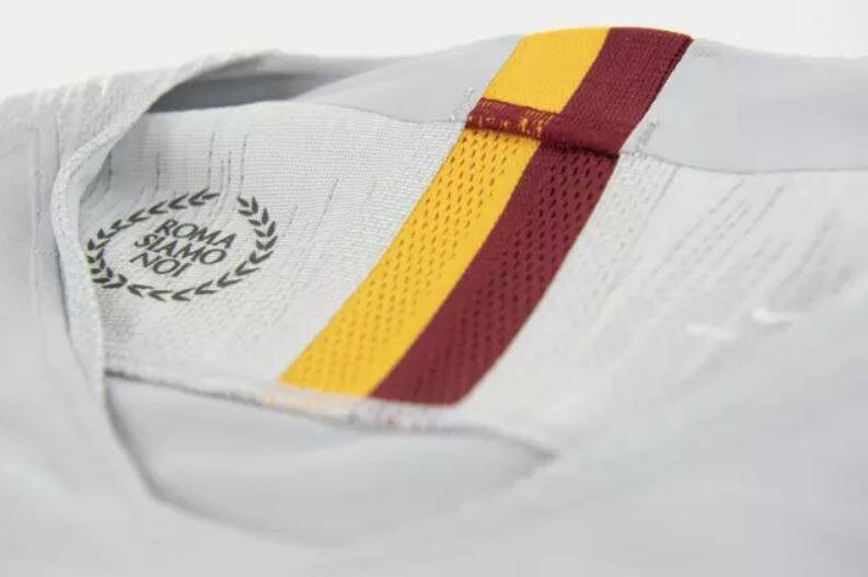 La nuova maglia da trasferta della Roma, foto sito Roma
